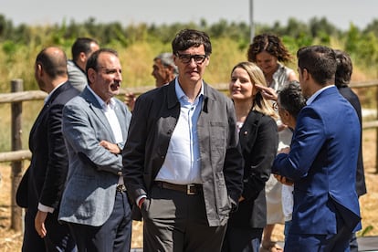 El presidente de la Generalitat de Cataluña, Salvador Illa (centro), en la III Trobada del Govern en Vilar Rural, el 29 de agosto.