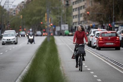 Una mujer en bicicleta, este domingo, en el carril bici de la avenida del Paral.lel de Barcelona.