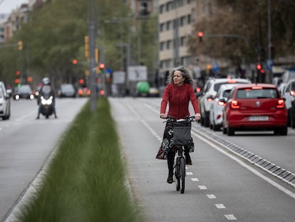 Una mujer en bicicleta, este domingo, en el carril bici de la avenida del Paral.lel de Barcelona.