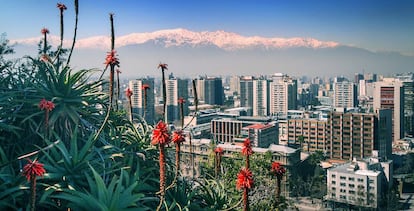 Panorámica de Santiago de Chile desde el cerro de Santa Lucía, con los Andes al fondo.