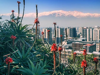 Panorámica de Santiago de Chile desde el cerro de Santa Lucía, con los Andes al fondo.
