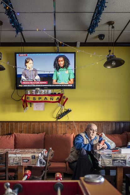 Manuel Bueno, the owner of a bar in Roquetas de Mar (Almería) that Vox supporters usually frequent.