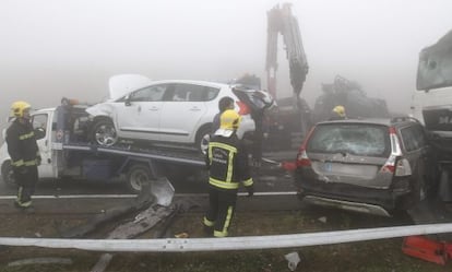 Accidente en cadena el pasado mes de julio en la A-8 provocado por la niebla. 