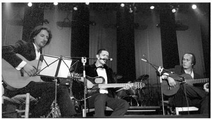Paco de Lucía junto a Alejandro Sanz y Juan Luis Jiménez, en 1995.