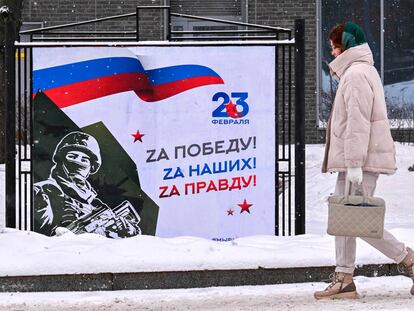 Una mujer pasa ante un cartel que dice: "¡Hasta la victoria! ¡Por nosotros! ¡Por la verdad!", en Moscú, este 20 de febrero.
