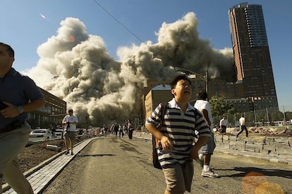 La gente huía cuando la Torre Norte del World Trade Center se derrumbaba después de que el avión secuestrado golpeara el edificio.