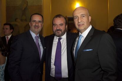 José Luis Sainz, consejero delegado del grupo PRISA, acompañado de los empresarios Luis y Anuar Maccise.
