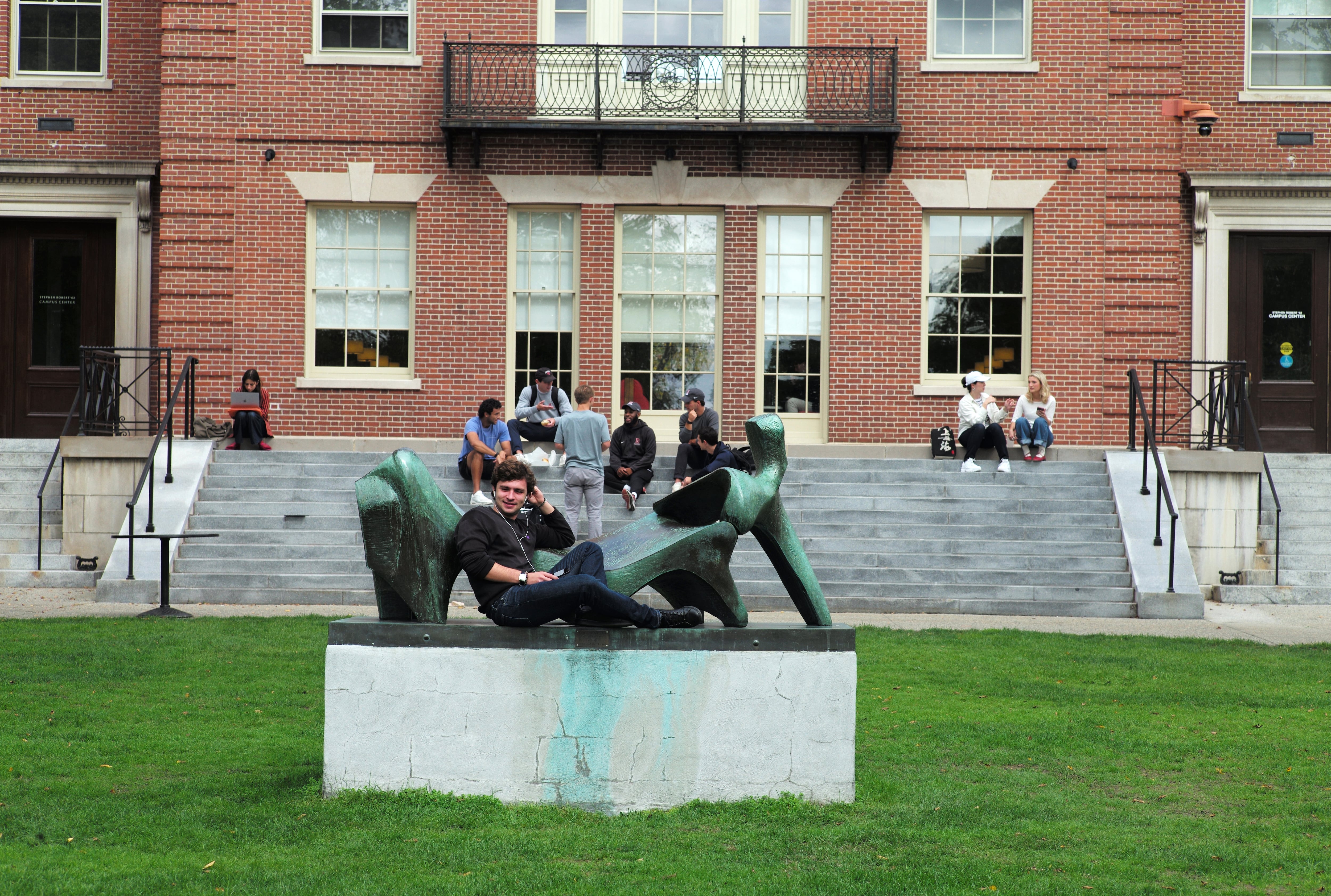 Estudiantes en el campus de la Universidad de Brown, en Providence (Rhode Island).