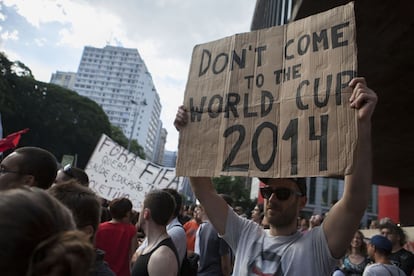 &quot;N&atilde;o venha para a Copa do Mundo de 2014&quot;, dizia cartaz levado por manifestante em protesto contra o Mundial no Brasil.