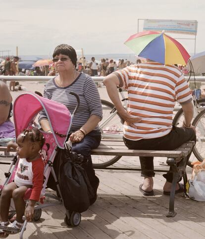 Un momento de descanso en el malecón de Coney Island.