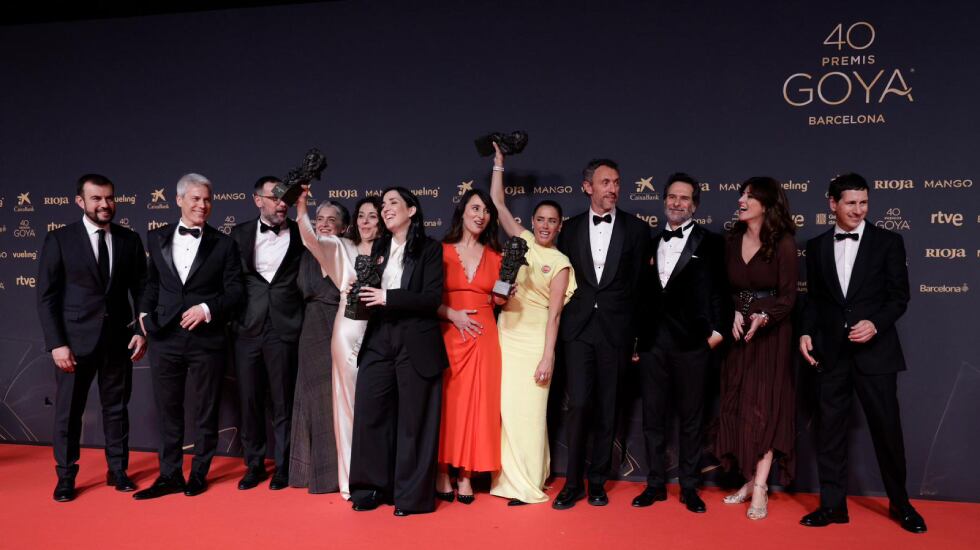 Una parte del elenco de la película 'Los Domingos' saluda a cámara en la gala de los Goya 2026.