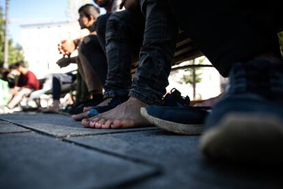 Han caminado una veintena de días desde el campo de Bihac por bosques y caminos, la policía en los talones, los zapatos gastados, los pies heridos.