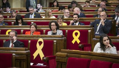 Inés Arrimadas, con los diputados del bloque soberanista detrás.
