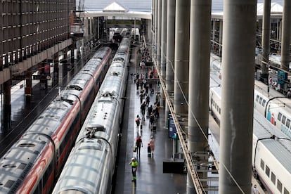 Varios trenes de alta velocidad en la estación de Atocha de Madrid