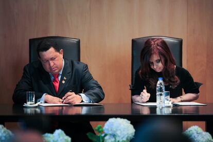 El presidente venezolano, Hugo Ch&aacute;vez, durante una reuni&oacute;n con su hom&oacute;loga de Argentina, Cristina Fern&aacute;ndez de Kirchner, en Brasilia (Brasil). 