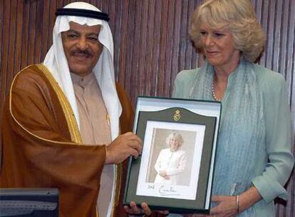 Camilla Parker entrega una fotografía suya dedicada a un miembro del Consejo de la Shura de Bahrein.