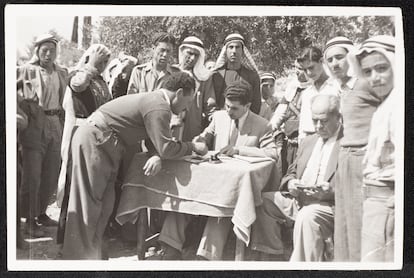 Un grupo de palestinos se registra como refugiados en Jerusaln, en 1949. Imagen perteneciente a la The Abdel-Karim al-Alami Collection y cedida para este reportaje.