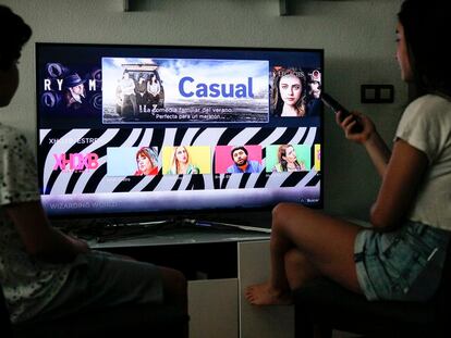 Una familia viendo una plataforma digital en su casa de Madrid.