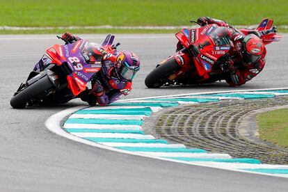 Jorge Martín, del Prima Pramac Racing, por delante de Pecco Bagnaia, del Ducati Lenovo, durante los instantes iniciales de la carrera en el GP de Malasia