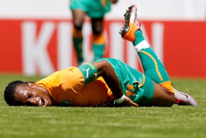 Drogba se duele de la lesión tras la entrada del japonés Tulio.
