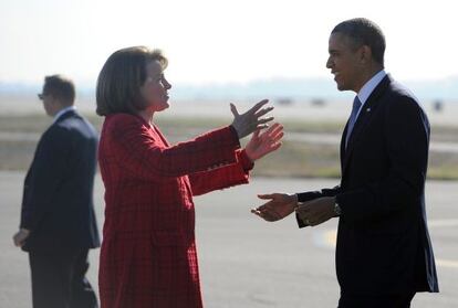 Obama es recibido a su llegada a California por la senadora Feinstein.