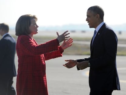 Obama es recibido a su llegada a California por la senadora dem&oacute;crata  Diane Feinstein, en el aeropuerto de San Francisco.