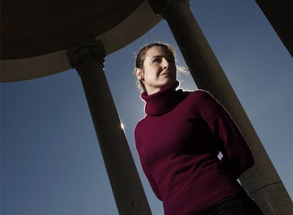 La artista Cristina Lucas, en la azotea del Círculo de Bellas Artes eclipsando al sol.