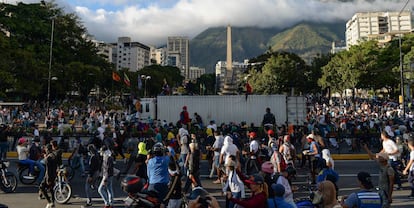 Manifestantes se enfrentan en las calles de Caracas a la GNB.