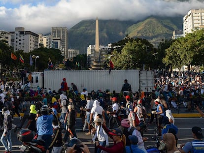Manifestantes se enfrentan en las calles de Caracas a la GNB.