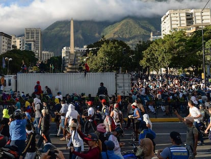 Manifestantes se enfrentan en las calles de Caracas a la GNB.