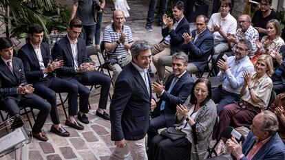 El vicepresidente primero y consejero de Cultura y Deporte, Vicente Barrera, rodeado de novilleros y políticos de Vox, como Llanos Massó, presidenta de Les Corts, en el acto celebrado este lunes en la sede de la vicepresidencia en Valencia.