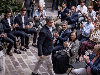 El vicepresidente primero y consejero de Cultura y Deporte, Vicente Barrera, rodeado de novilleros y políticos de Vox, como Llanos Massó, presidenta de Les Corts, en el acto celebrado este lunes en la sede de la vicepresidencia en Valencia.