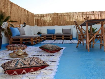 Terraza para tomar té en la tienda Moroccan Natural Secrets de Tánger (Marruecos).