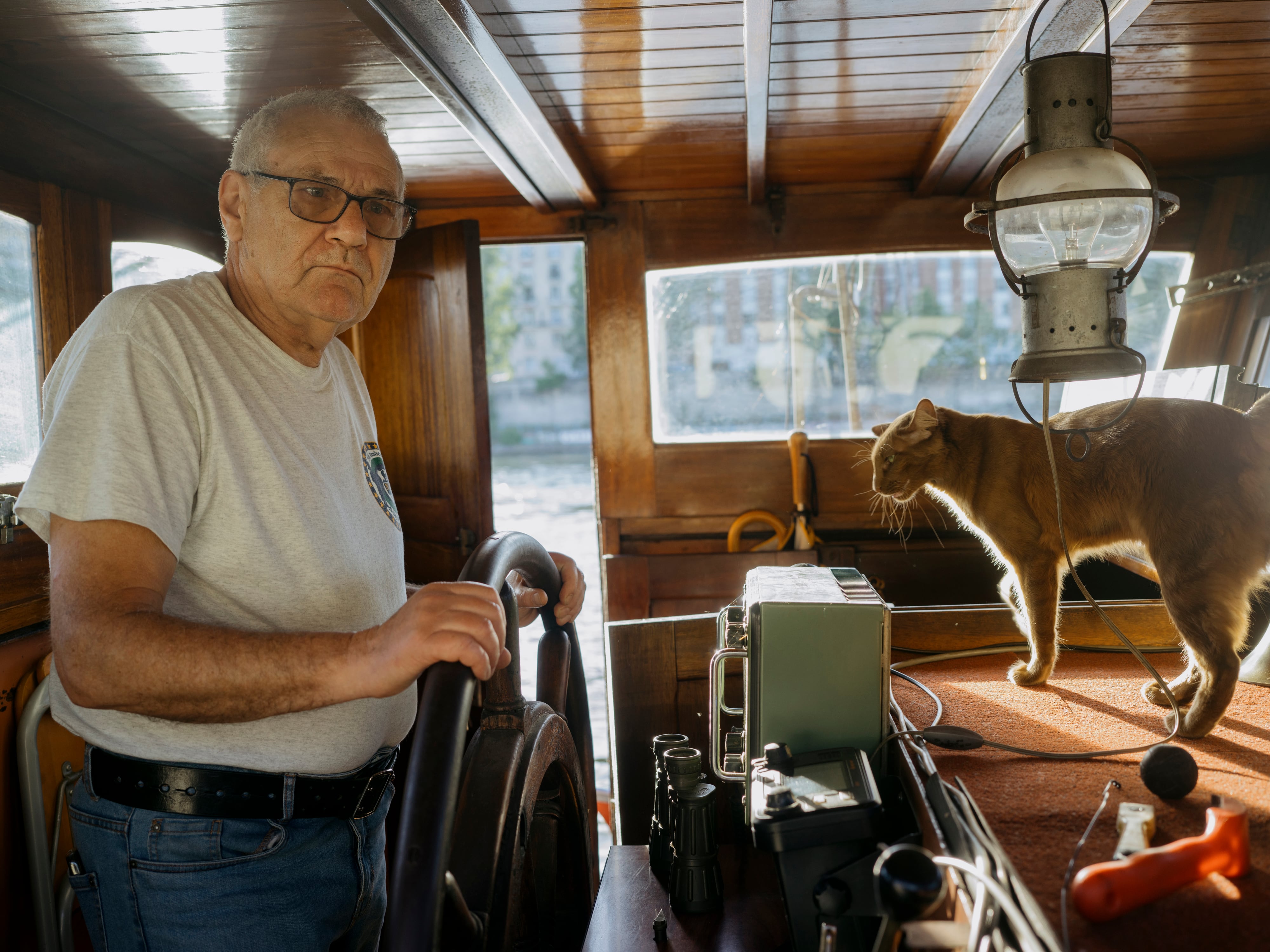 Denis Safran, médico jubilado, vive en una péniche (barco fluvial).