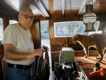 Denis Safran, médico jubilado, vive en una péniche (barco fluvial).