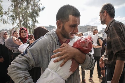 Familiares lloran ante los cuerpos de los niños muertos por un ataque israelí, este miércoles.
