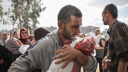 Familiares lloran ante los cuerpos de los niños muertos por un ataque israelí, este miércoles.