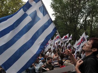 Manifestantes ante la sede de la televisión pública griega en Atenas