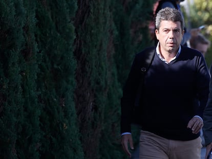 El presidente de la Generalitat valenciana Carlos Mazón a su llegada al centro de Coordinación Emergencias, este domingo en Valencia.
