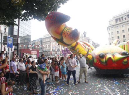 El Txangurro se incorporaba ayer al <b><i>Desfile de la Ballena</b></i> en la plaza Circular.