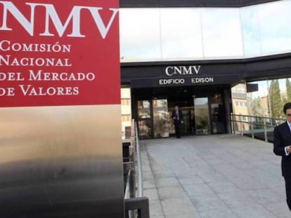 CNMV saca a consulta una propuesta para que los asesores se examinen a distancia