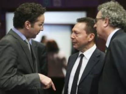 El presidente del Eurogrupo y ministro holandés de Finanzas, Jeroen Dijsselbloem (i-d), el ministro de Finanzas griego, Yannis Sturnaras, su homólogo luxemburgués, Pierre Gramegna, charlan al inicio de la reunión de ministros de Economía y Finanzas (Eurogrupo), en Bruselas (Bélgica), hoy.