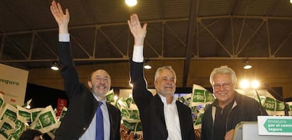 Rubalcaba, Gri&ntilde;&aacute;n y Gonz&aacute;lez, en el mitin de cierre de campa&ntilde;a en Sevilla.