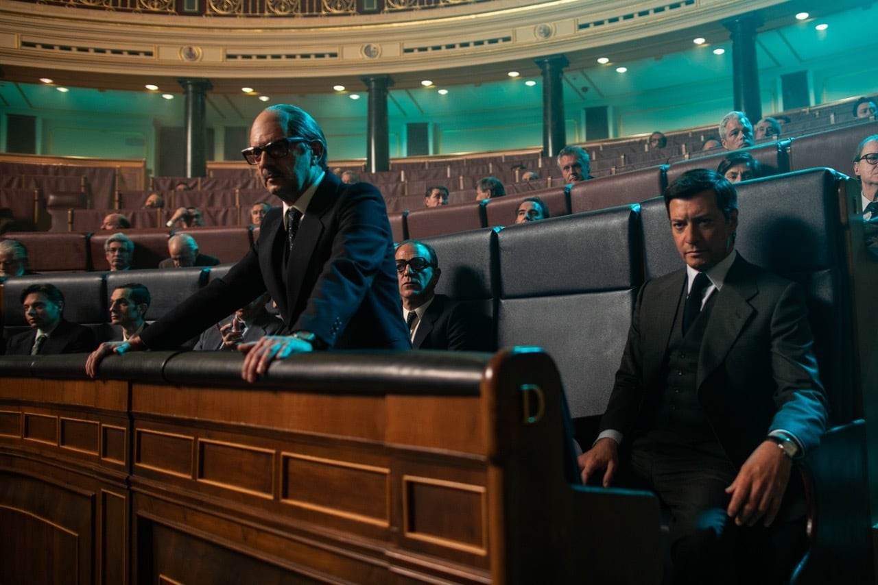Manolo Solo (de pie), como Manuel Gutiérrez Mellado, Álvaro Morte (d), Adolfo Suárez, en la serie 'Anatomía de un instante', de Movistar+, basada en la obra de Javier Cercas sobre el 23-F.