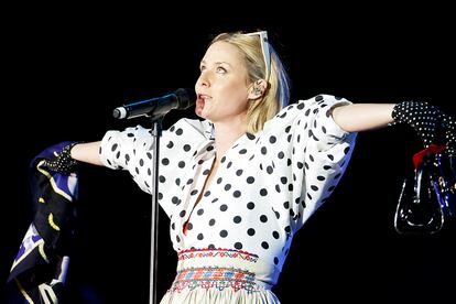 Roisin Murphy: una fantasía
A la ex Moloko le agradecemos sobre todo dos cosas: su voluntad por mantenernos siempre bailando y su capacidad para sorprendernos una y otra vez con los looks más imposibles y salir siempre indemne. Y cuando decimos una y otra vez nos referimos también a sus directos. Murphy pasa casi tanto tiempo en sus conciertos entregándonos su voz de sedosa como cambiándose a toda velocidad a un lado del escenario. Es capaz de disfrazarse de cuadro de luces por gentileza de sus amigos Viktor&Rolf como de ponerse algo literalmente sacado de la basura. Y dignificarlo todo.
Lo mismo le pasa con sus temas. No importa que acuda a un tema de dance pop infeccioso o revisite la era italodisco (en compañía de su marido, el productor milanés Sebastiano Properzi). El resultado siempre es el mismo: cuerpos cimbreantes y caras sonrientes en el foso. Un momento buenrrollista necesario en un festival con artistas con tendencia a la intensidad.
Sábado 1 de junio – Escenario Primavera – 02:35h.