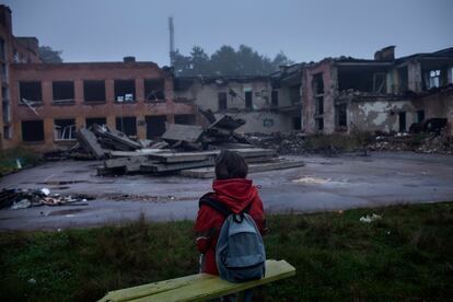 Darya Nikolayenko, de 14 años, está sentada en un banco junto al patio de la Escuela número 21, que fue destruida por un bombardeo el 3 de marzo. La escuela 18 también fue alcanzada durante el ataque. “La guerra es lo peor que le puede pasar a la humanidad. Especialmente en el siglo XXI. No puedo imaginar cómo hemos llegado a este punto. Mi escuela era mi segundo hogar. Cuando vi lo que le había pasado, sentí que nunca lo perdonaría. No sé nada de mi futuro. Es difícil imaginarlo. Lo único que puedo pensar es en un futuro sin guerra”, dice la joven alumna.