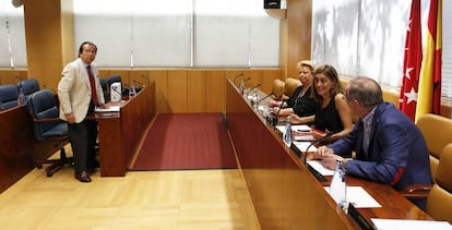 El representante popular en la comisión, Juan Antonio Gómez-Angulo, ante la Comisión de deuda.