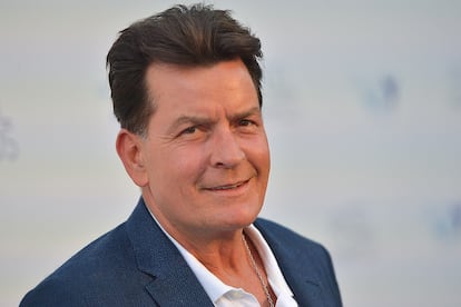 Charlie Sheen - “Estoy aquí para admitir que tengo VIH”. Con esta contundente sentencia comenzó el actor de Dos hombres y medio, y chico malo oficial de Hollywood, su confesión pública en el programa matutino Today de la televisión estadounidense en 2015. Sheen admitió que como celebridad era su responsabilidad ayudar a los contagiados con el virus. Sus exparejas se pronunciaron después con diferentes opiniones: unas alabaron su valentía y otras denunciaron que el intérprete no las había avisado de su estado antes de mantener relaciones sexuales con ellas, como publicó The Telegraph.