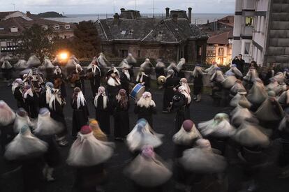 Mundaka (Bizkaia). On February 11, this Basque town otherwise known for its surf competition holds a carnival filled with tradition and myth. The men ('atorrak') and women ('lamiak') participate separately: the former go out in the morning wearing white, while the latter parade in the evening wearing black clothing and white wigs. Violins, guitars, accordions and tambourines are played; ditties are sung about the major events that took place in the village over the last year.