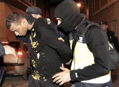 La policía se lleva a uno de los detenidos en Bilbao por finaciar a Al Qaeda